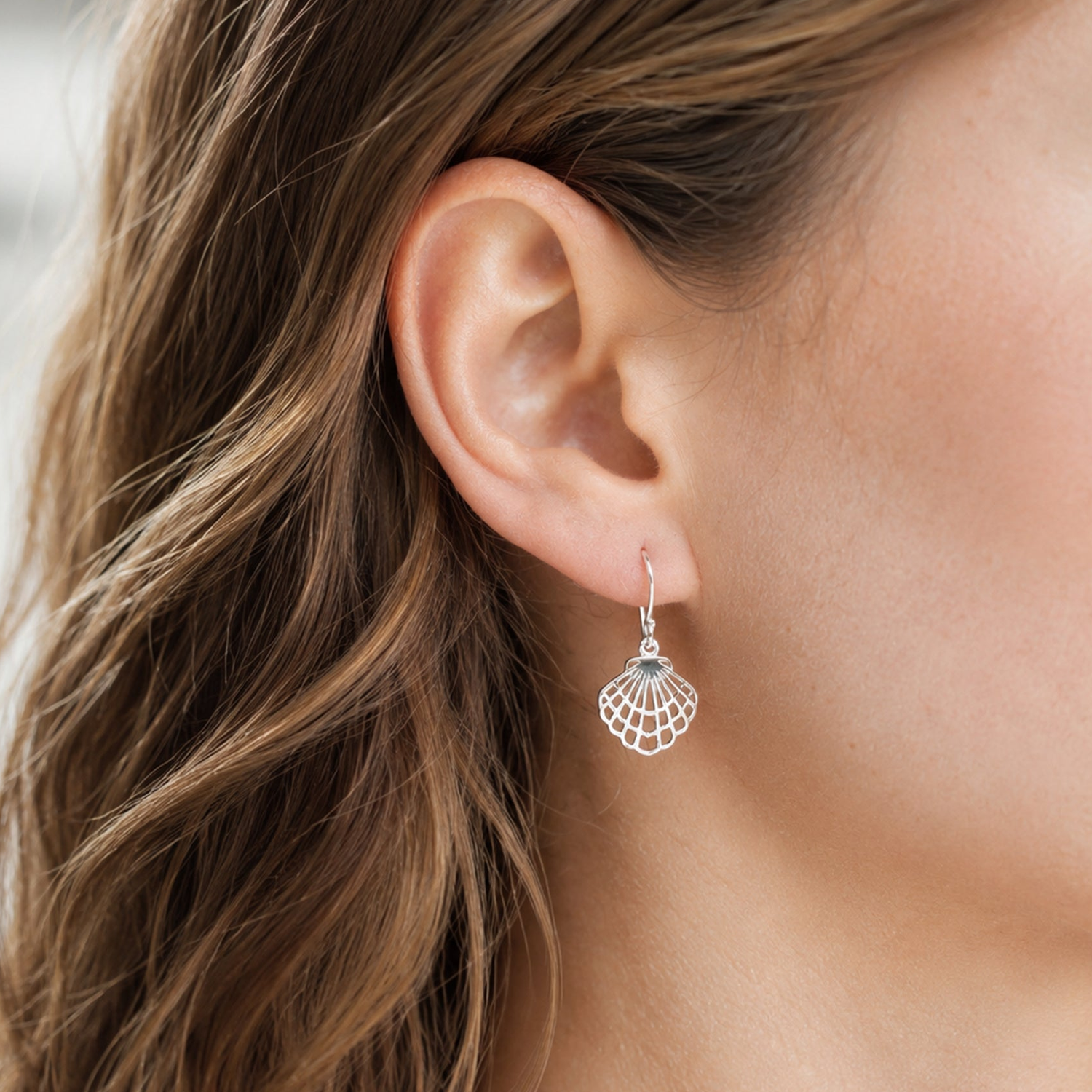 BOMA Outline Scallop Shell Dangle Earrings