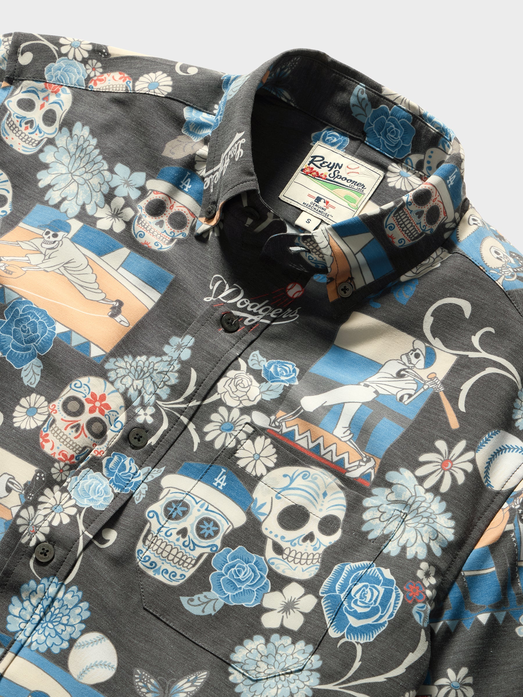 Reyn Spooner MLB® Los Angeles Dodgers Dia De Los Muertos Performance Button Front